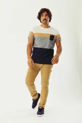 Pantalón de pana color gris topo, corte regular, con cinco bolsillos, cierre con botón y logo bordado.