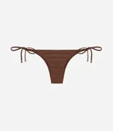 Bikini marrón de microfibra, compuesto por corpiño triangular con tirantes finos y bombacha clásica con lazos laterales ajustables.