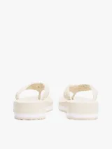 Ojotas Tommy Hilfiger color crema con plataforma baja y tiras tejidas al crochet.