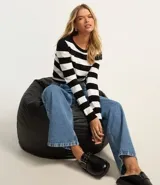 Blusa de manga larga con rayas horizontales negras y blancas, cuello redondo y puños y bajo acanalados.