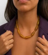 Collar de piedras naturales de ágata en formato alargado tipo gota, con tonos ámbar y amarillo miel, que presentan transparencias y vetas orgánicas.