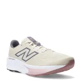 Championes de running New Balance Fresh Foam 520 para mujer, con capellada de malla en color beige y detalles en gris y rosado. Cuenta con tecnología Fresh Foam en la entresuela para mayor amortiguación y suela de goma resistente.