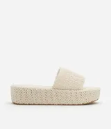 Sandalias flatform Satinato color beige, con tira ancha de superficie trenzada y suela de plataforma plana con detalle revestido en el mismo diseño.