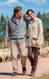 Pantalón de campo estilo bombacha de color gris claro, de corte clásico y cómodo, ideal para actividades al aire libre.