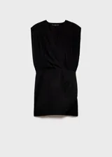 Vestido corto negro sin mangas, con escote en V cruzado, tirantes anchos y falda cruzada.