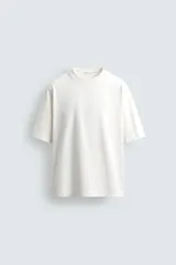 Camiseta de corte relajado confeccionada en algodón compacto, con cuello redondo y mangas cortas sin costura de sisa.
