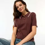 Sweater de punto color marrón con cuello polo en contraste color crema, manga corta y cierre frontal con tres botones.