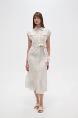 Vestido camisero midi sin mangas, con cuello camisero, cierre frontal con botones, bolsillos en el pecho, cinturón de tela con lazo y estampado a rayas verticales en tonos beige y blanco.