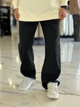 Pantalón de jean gris con lavado ácido, corte holgado de estilo oversize y diseño recto.