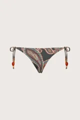 Calzón de bikini con tiras ajustables laterales y abalorios en los extremos. Presenta un estampado paisley en tonos grises, celestes y naranjas.