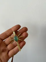Gargantilla con cordones de gamuza marrón y dije de sol dorado con piedra de ágata en el centro.
