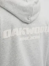 Canguro gris melange con capucha, mangas largas y bolsillo tipo canguro. Estampado en la espalda con la inscripción "Oakwood Nine Zero 90291 LA County".