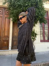 Buzo de punto con cuello redondo y mangas largas, confeccionado en lana merino y algodón.