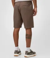Bermuda slim de sarga color beige, con cintura con trabilla, cierre tradicional y bolsillos laterales.
