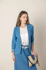 Blazer italiano de jean color celeste, con pinzas y cierre frontal con un botón.