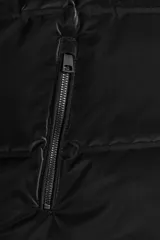 Chaleco acolchado de cuello subido con cierre frontal de cremallera. Presenta bolsillos laterales con cremallera y bajo ajustable con cordones elásticos.