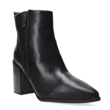 Botas de caña media Bottero, confeccionadas en cuero negro, con punta fina y taco cuadrado de altura media. Presentan cierre lateral metálico y diseño minimalista.