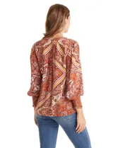 Blusa de gasa estampada con diseño de arabescos en tonos tierra. Presenta cuello a la base con escote en V, hombros con detalle de punto smock y mangas 3/4 con puños anchos también en punto smock.