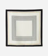 Pañuelo cuadrado de tejido satinado con estampado de rayas finas y bordes en contraste. Presenta una caída fluida y versátil para diversos usos.