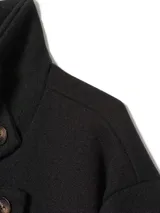 Chaqueta gris de paño con cuello alto y cierre frontal cruzado de doble botonadura.