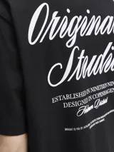 Remera de manga corta y cuello redondo con calce holgado, confeccionada en jersey de algodón. Presenta estampa gráfica en el pecho con la inscripción Originals Studio.