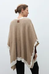 Capa color tostado con bordes festoneados en blanco.