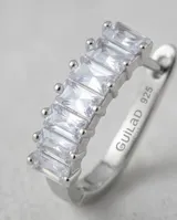 Caravanas de plata con diseño de hilera vertical de circonias en corte baguette.