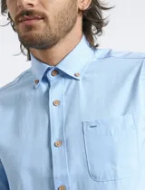 Camisa de manga larga con cuello button-down, bolsillo frontal y botones de madera.