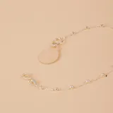 Pulsera de cadena de plata 925 con pequeñas esferas intercaladas y una medalla circular lisa central diseñada para grabado.