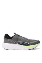Championes deportivos Puma Scend Pro de color blanco, con detalles en gris y verde lima en el talón, interior y logotipo lateral.