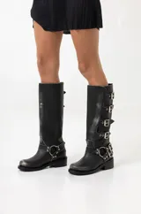 Botas de cuero negro de caña alta con hebillas plateadas y suela de goma.