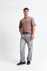 Remera de manga corta para hombre, corte oversize, color gris oscuro.