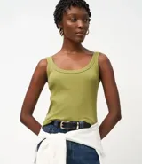 Blusa musculosa de ribana color blanco, con escote en U.