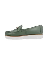 Mocasines de cuero color verde esmeralda con detalle de herraje metálico en el empeine y suela de plataforma dentada en color blanco.