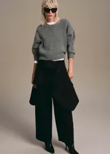 Jersey de punto de cuello redondo, corte recto y manga larga, con acabado de canalé en puños y bajo.