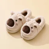 Pantuflas cerradas de peluche color beige con diseño de capibara, orejas marrones y suela antideslizante.