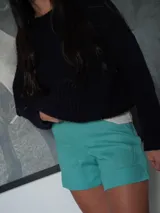 Short celeste de vestir con cintura alta y corte clásico.