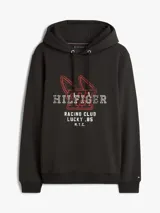 Buzo con capucha Tommy Hilfiger de color negro, con cordones ajustables y un diseño gráfico bordado en el pecho que incluye inscripciones de estilo universitario y automovilístico.