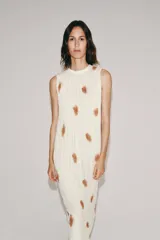 Vestido midi de viscosa color blanco con estampado abstracto marrón, diseño sin mangas, cuello redondo plisado y cierre de lazos en la espalda.