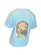 Remera celeste de manga corta con cuello redondo y estampado de tres hongos rojos con lunares blancos y la palabra 'Tuya' debajo.