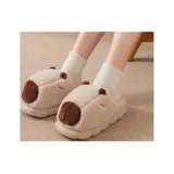 Pantuflas de peluche con diseño de capibara, color beige con detalles en marrón. Modelo sin talón con suela de goma antideslizante.