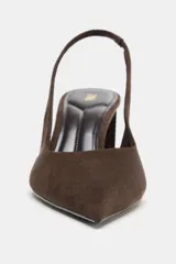 Zapato destalonado de gamuza color marrón con tacón en bloque de altura media y punta fina. Presenta una tira trasera con elástico para mayor ajuste.