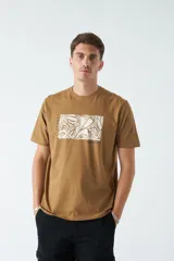 Remera de hombre color gris oscuro, manga corta y escote redondo, con un estampado rectangular frontal de motivos vegetales en tonos azules.