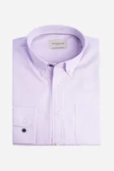 Camisa de manga larga Brooksfield, color lila, con cuello abotonado, bolsillo frontal con logo bordado y cierre de botones.
