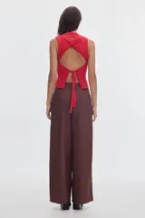 Pantalón wide leg de algodón color negro, con cintura ajustada, pinzas delanteras y bolsillos de ojal en la espalda.