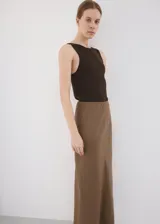 Falda midi de tiro medio, con diseño recto y confeccionada en mezcla de algodón, viscosa y lino en color marrón.