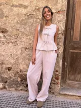 Pantalón largo a cuadros color beige y blanco, de corte palazzo y tiro alto.