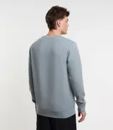 Buzo deportivo color verde claro, de manga larga y cuello redondo. Confeccionado en tejido de poliéster, viscosa y elastano.