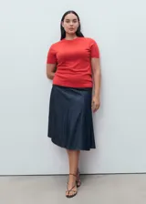Jersey de punto fino color rojo, de manga corta, diseño entallado y cuello redondo.