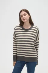Sweater de tejido de punto con diseño de rayas horizontales en color rojo y azul marino, cuello redondo a la base y mangas largas con corte holgado.